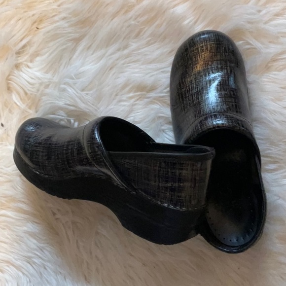 Dansko Women’s Metallic Clogs Size 38 (US 7.5) - Picture 5 of 10